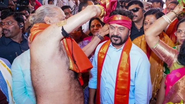 లష్కర్ బోనాల్లో సీఎం రేవంత్ రెడ్డి.. మహంకాళి అమ్మవారికి పట్టువస్త్రాలు