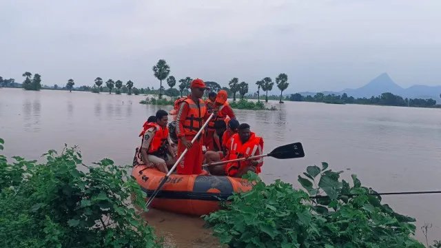 గోదావరి ఉగ్రరూపం.. ఇంకా ముంపులోనే లంక గ్రామాలు