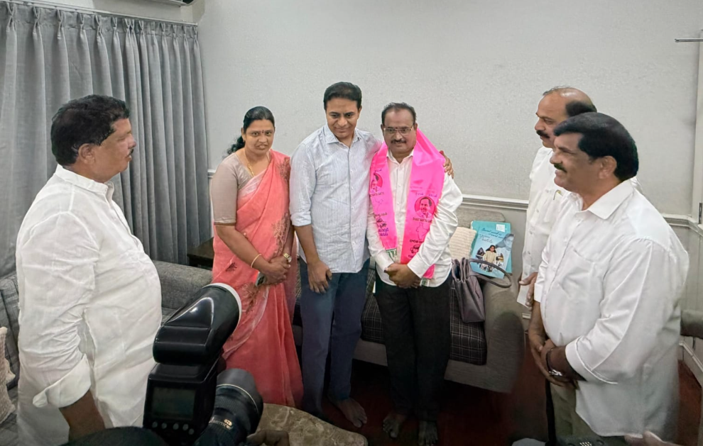 మాదాపూర్‌లో బీఆర్ఎస్‌కు కొత్త చేరిక.. కేటీఆర్ సమక్షంలో మదనాచారి