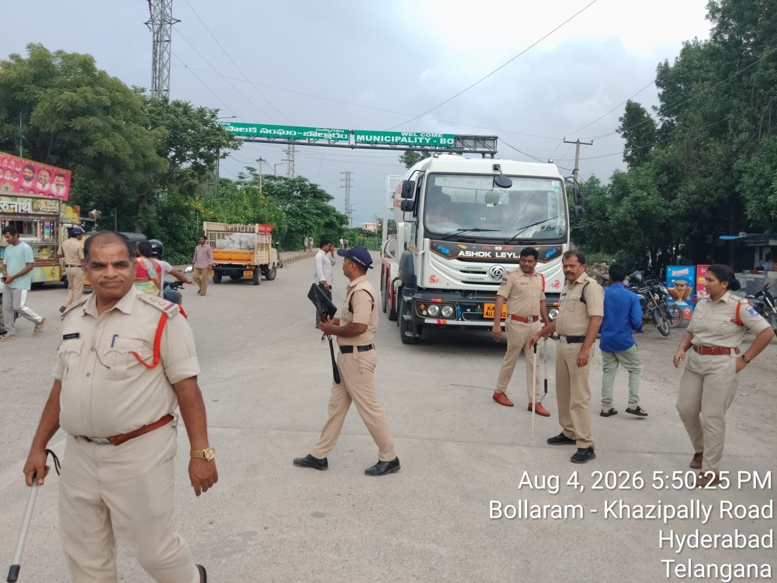 బొల్లారం సర్వీస్ రోడ్డుపై పోలీసుల ఆకస్మిక తనిఖీలు