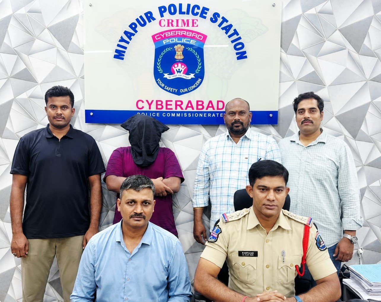 కొరియర్‌ బాయ్ వేషంలో ఇంట్లోకి.. మహిళపై పెప్పర్ స్ప్రే చేసి మంగళసూత్రం చోరీ