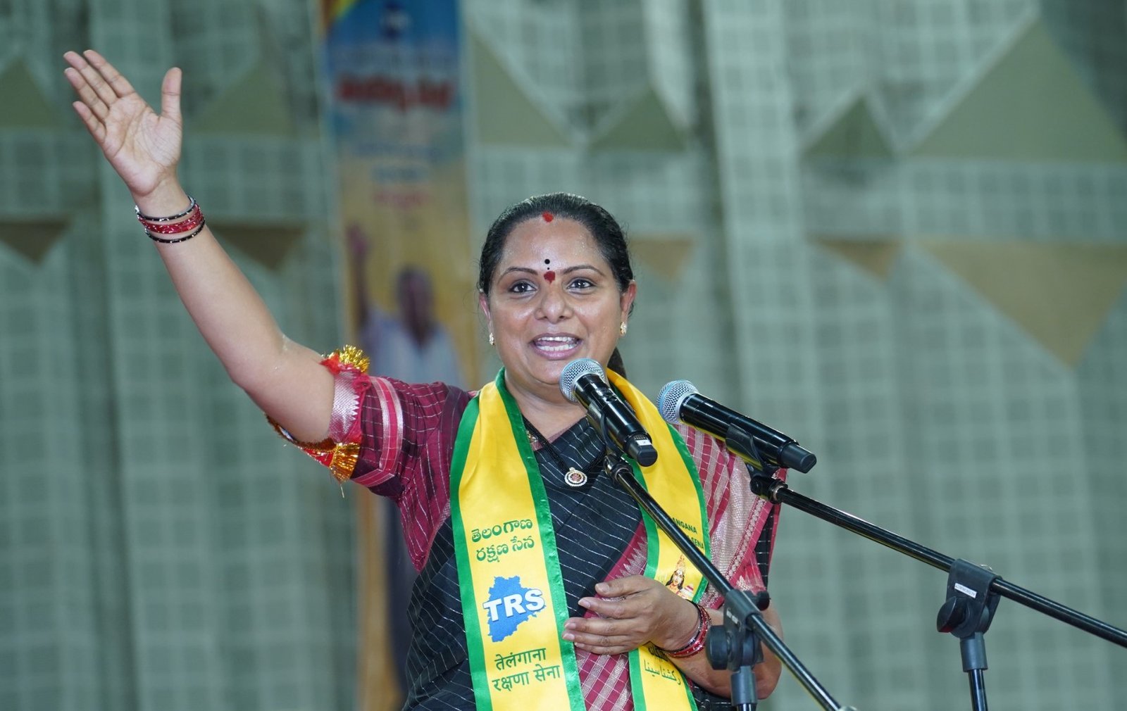 బీసీ బిల్లు పాస్ చేయండి.. లేదంటే వెయ్యి కార్లతో ఢిల్లీకి వస్తాం: కవిత గర్జన