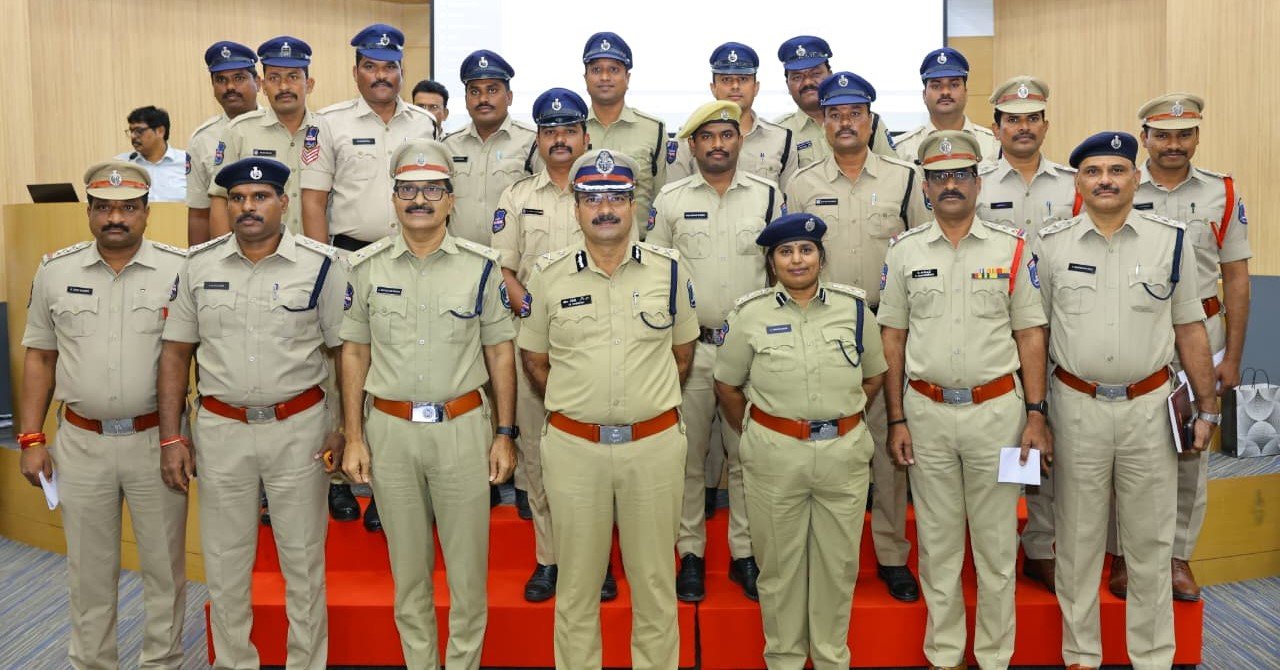 నేరాలపై ఉక్కుపాదం.. సత్తాచాటిన 216 మంది పోలీసులకు రివార్డులు!