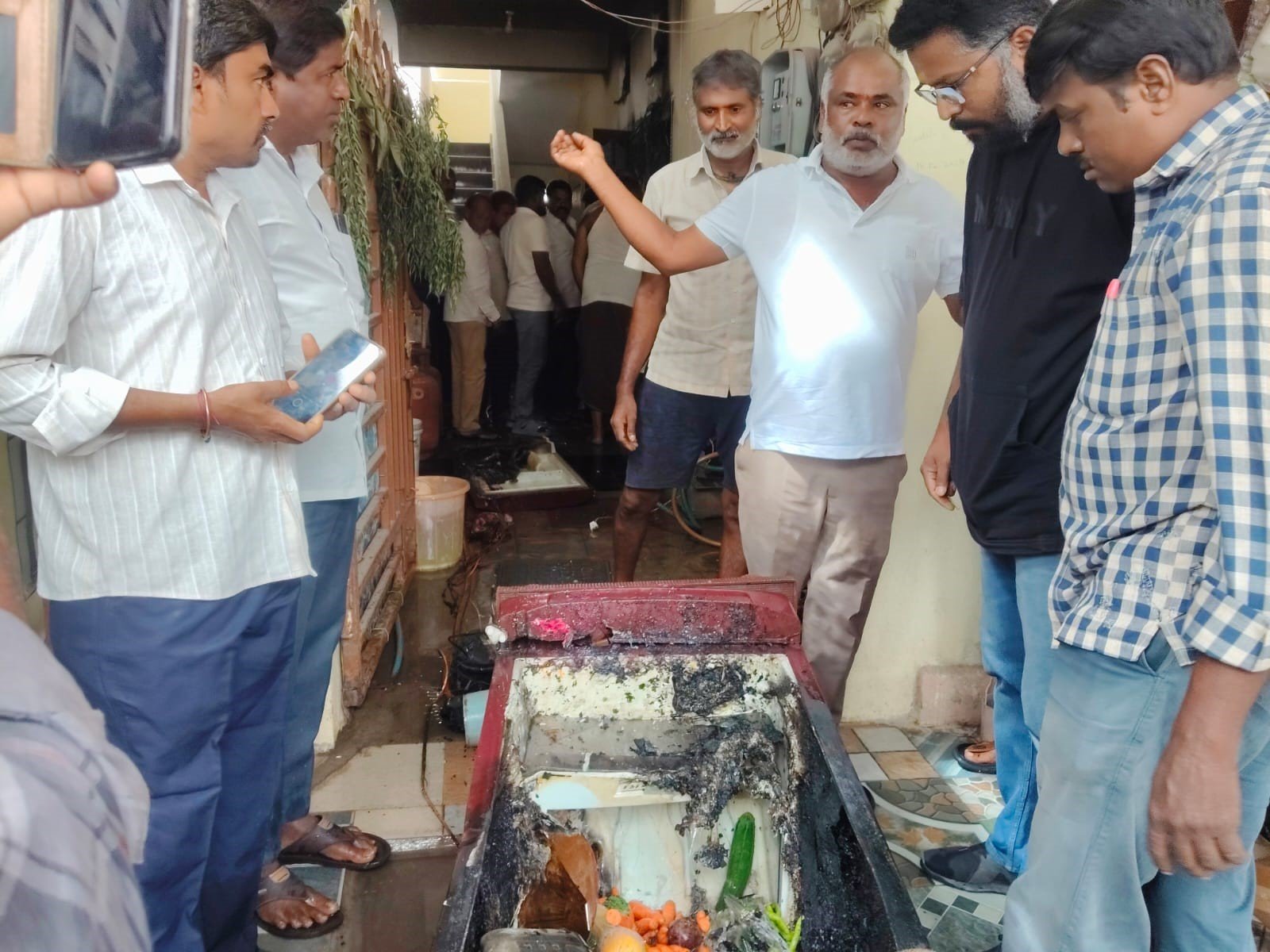 తాళం వేసిన ఇంట్లో అగ్నికీలలు.. అప్రమత్తతతో తప్పిన పెను ప్రమాదం!