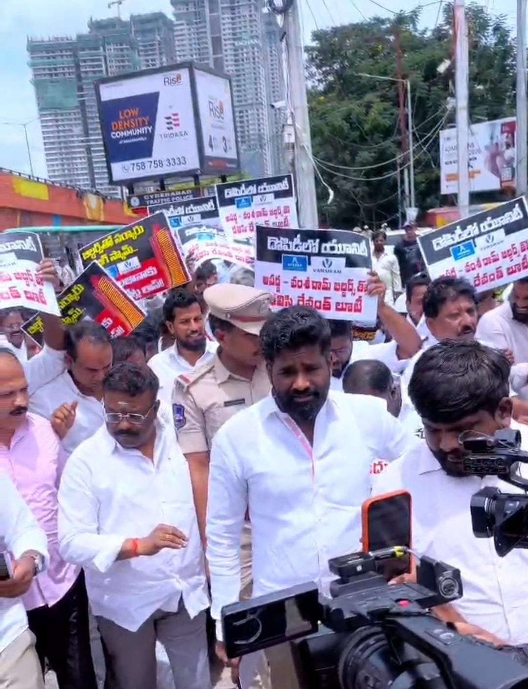 యూనిటీ మాల్‌ వద్ద హైటెన్షన్‌.. పోలీసు వలయాన్ని ఛేదించిన బీఆర్ఎస్‌ శ్రేణులు!