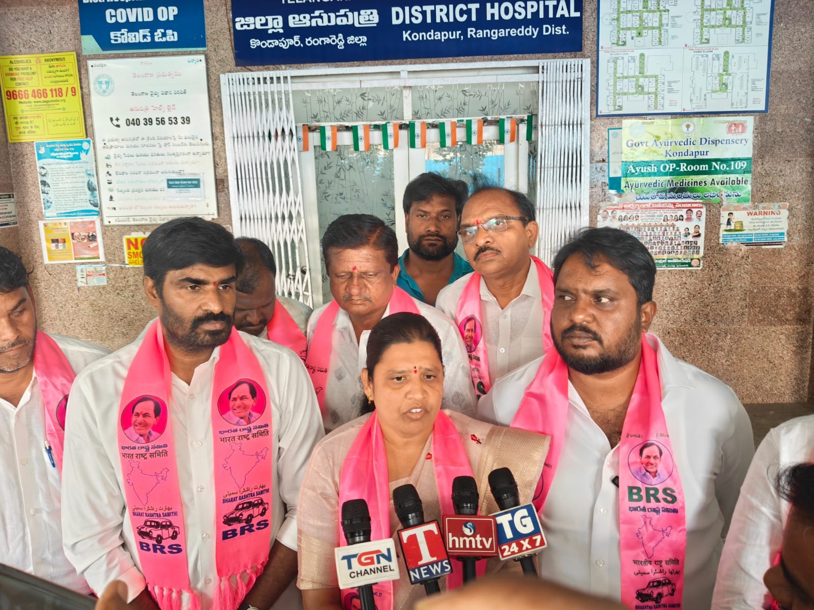ప్రాణాలు కాపాడే దవాఖానకే కరెంట్ లేదా?.. టార్చ్ వెలుతురులో ప్రసవాలంటూ కలకలం!